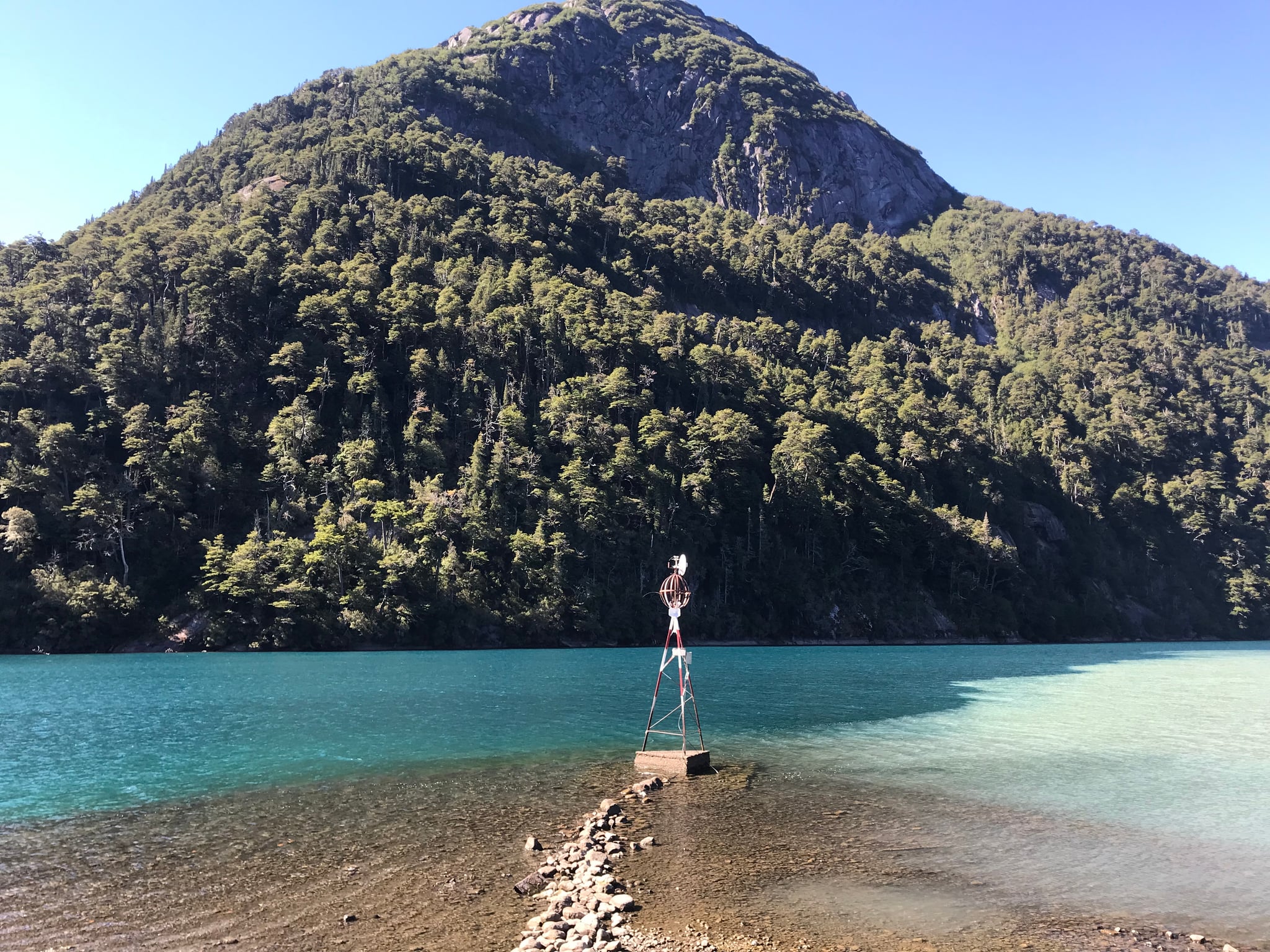 Lago y montañas nevadas