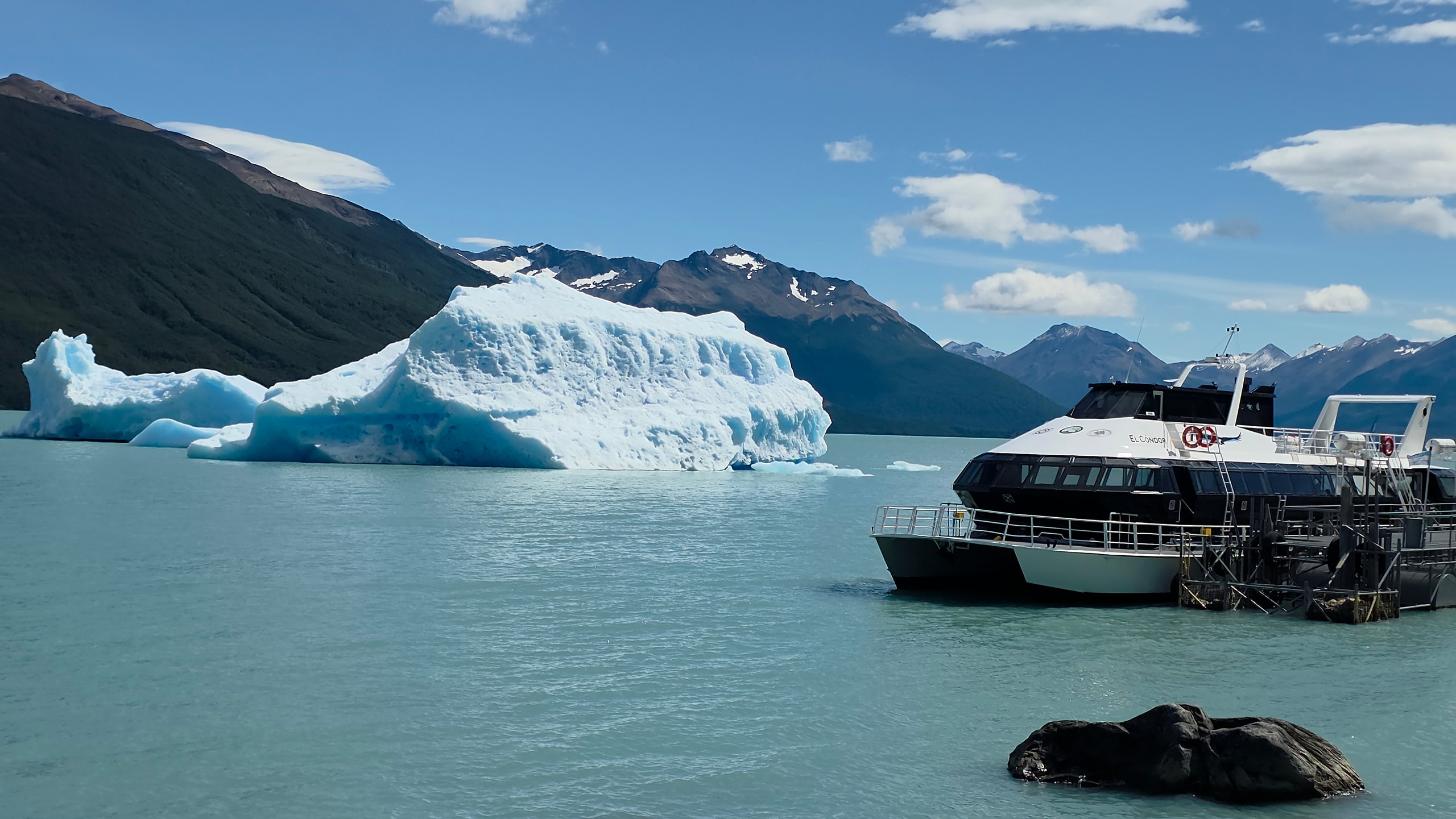 Navegación frente al glaciar — excursión en Patagonia