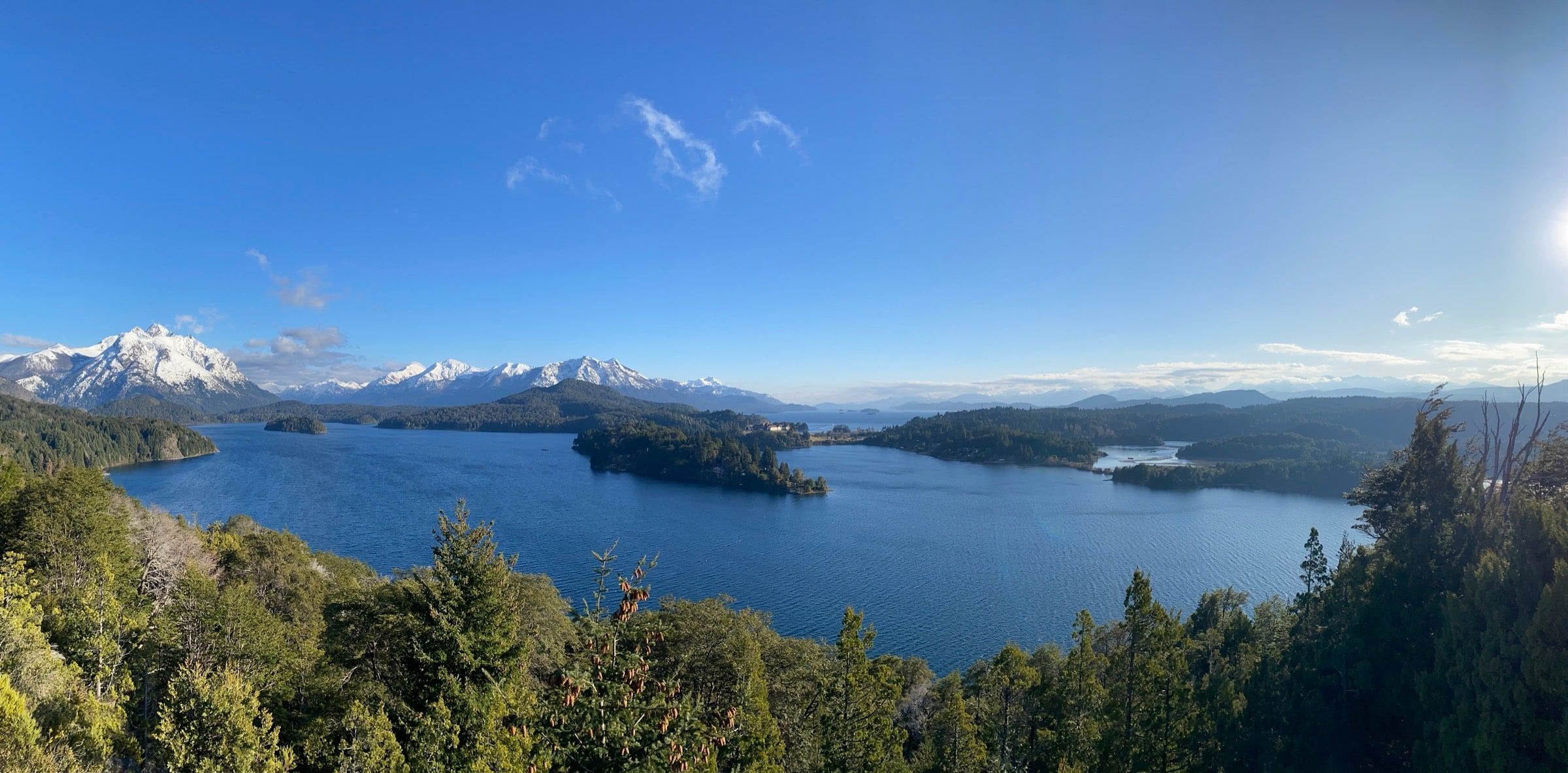 Panorámica de lagos y montaña en Bariloche, Patagonia Argentina